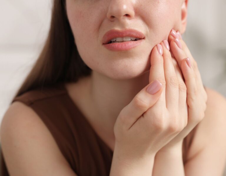 ¿Dolor de Muelas Insoportable? Qué hacer (y qué NO hacer) para aliviar las molestias